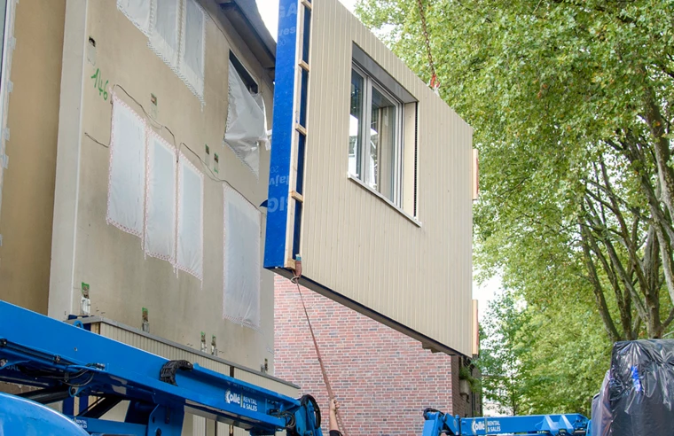 Sanieren in Serie: Am gestrigen Donnerstag wurde die erste Großflächenpaneele für die Fassadenisolierung am Pilotprojekt der Renowate GmbH montiert. Sanieren in Serie: Am gestrigen Donnerstag wurde die erste Großflächenpaneele für die Fassadenisolierung am Pilotprojekt der Renowate GmbH montiert.